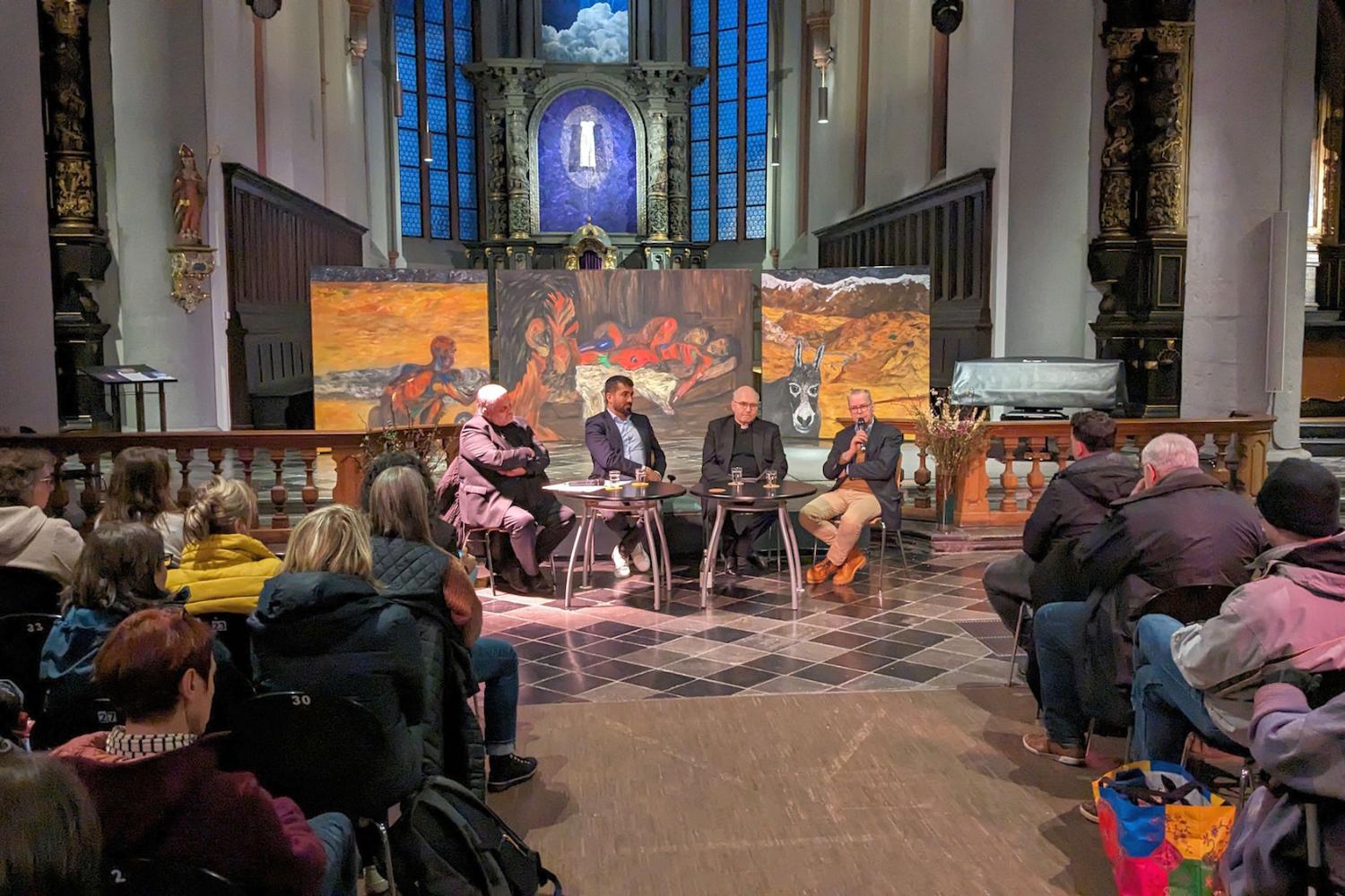 Die Würde steht im Mittelpunkt einer Diskussion in der Aachener Citykirche